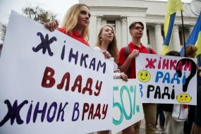 Участники акции с плакатами