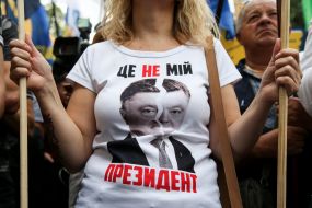 Участница акции в футболке с надписью "Это не мой президент" 