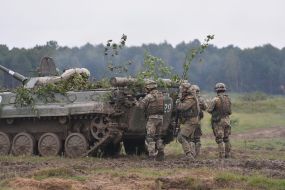 Военнослужащие