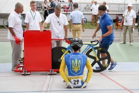 Судді оглядають велосипед перед заїздом