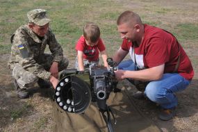 A serviceman demonstrates an anti-tank complex