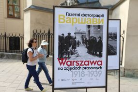 Стенд с названием фотовыставки «Газетные фотографии. Варшава в 1918-1939 годах»