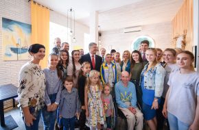 Petro Poroshenko is photographed with Paralympics