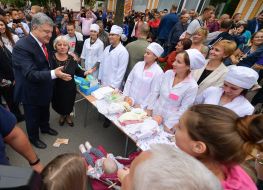 Petro Poroshenko talks with medical students