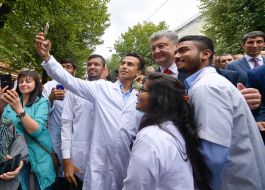 Petro Poroshenko is photographed with medical students