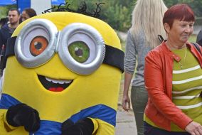 An animator in the costume of the fairy-tale hero Mignon