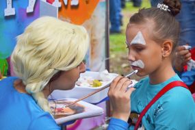 A woman makes a watergirl girl