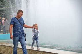 A man with a girl near the fountain