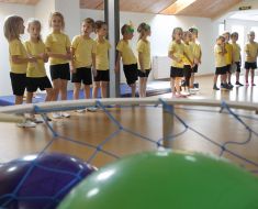 Дети в зале для занятий физкультурой