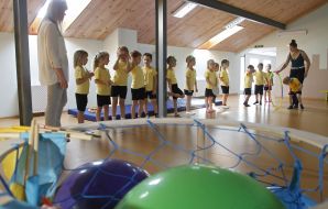 Дети в зале для занятий физкультурой