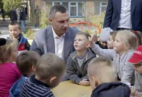 Виталий Кличко разговаривает с детьми