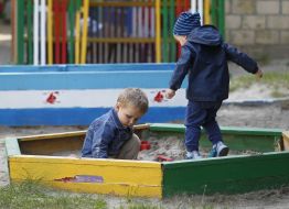 Дети в песочнице