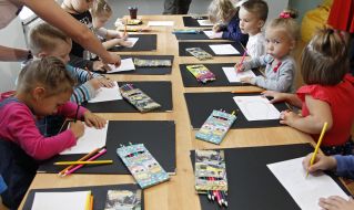 Дети рисуют