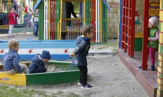 Дети в песочнице