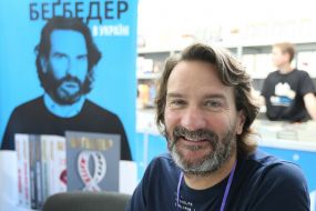 Frederic Beigbeder with readers