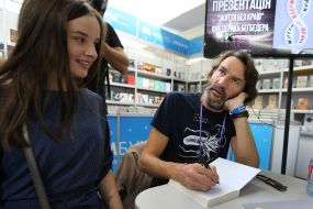 Frederic Beigbeder with readers