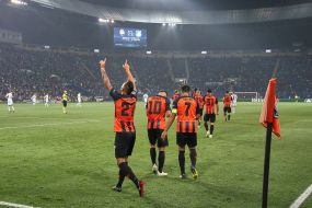 Игроки ФК "Шахтер" (Донецк) выходят на поле