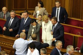 New members of the CEC in the session hall