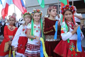 Діти в традиційних національних костюмах