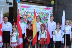 Діти в традиційних національних костюмах