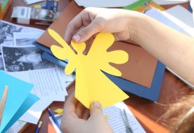 Дівчинка тримає паперового ангела