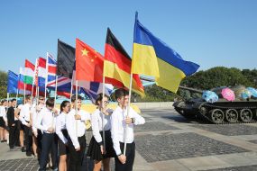 Діти тримають прапори різних країн