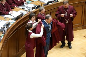 Oleg Pervomaisky puts on a judge's mantle