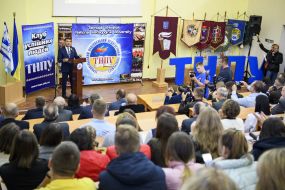 Vladimir Groisman speaks to the students