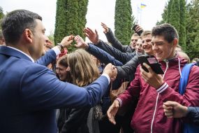 Volodymyr Groysman communicates with students
