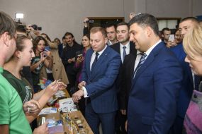 Volodymyr Groysman communicates with students