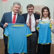 Petr and Marina Poroshenko keep t-shirts