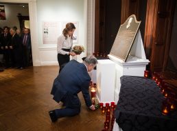 Petr and Marina Poroshenko keep t-shirts