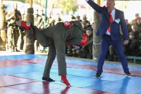 Soldiers of the National Guard overcome the obstacle