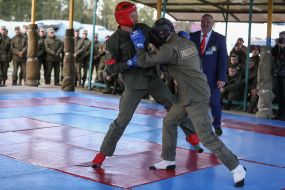 Soldiers of the National Guard overcome the obstacle