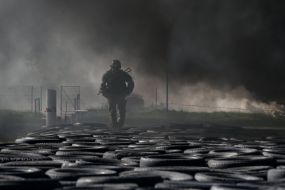 The fighter of the National Guard overcomes the obstacle