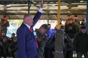 Soldiers of the National Guard overcome the obstacle