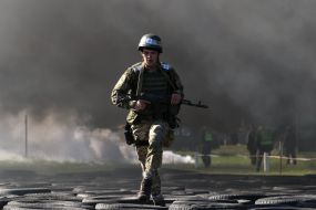 The fighter of the National Guard overcomes the obstacle