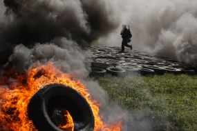The fighter of the National Guard overcomes the obstacle