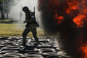 The fighter of the National Guard overcomes the obstacle
