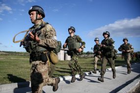 Soldiers of the National Guard overcome the obstacle