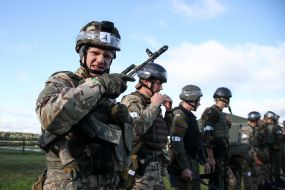 Soldiers of the National Guard overcome the obstacle