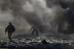 The fighter of the National Guard overcomes the obstacle