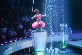 Dancer in the circus number "Original Juggler"