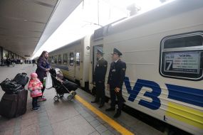 Passenger with children near the train carriage
