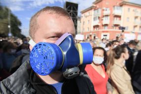 A man in a respirator mask