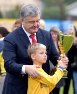Petro Poroshenko presents the award to the winners of the tournament