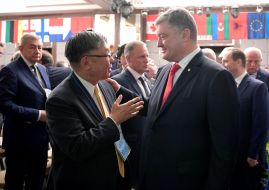 Petro Poroshenko and Shigeki Sumi