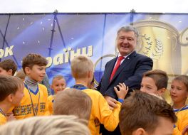 Petro Poroshenko and young players