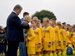 Petro Poroshenko presents the award to the winners of the tournament