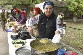 Volunteer pours porridge into a plate